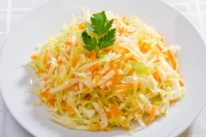 salat-iz-kapusty-s-morkovyu-i-lukom