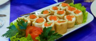bliny-farshirovanye-slivochnym-syrom-i-ikroy.jpg