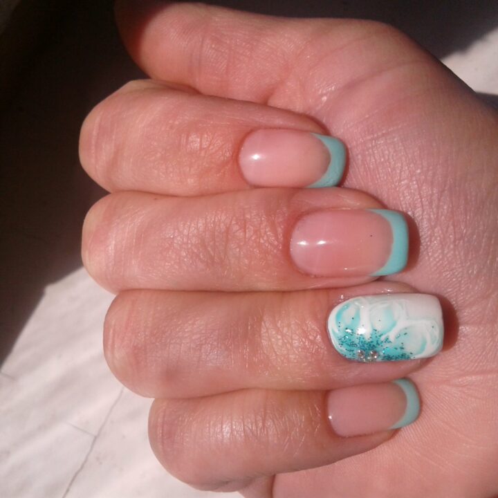 manikyur-biryuzovyy-french