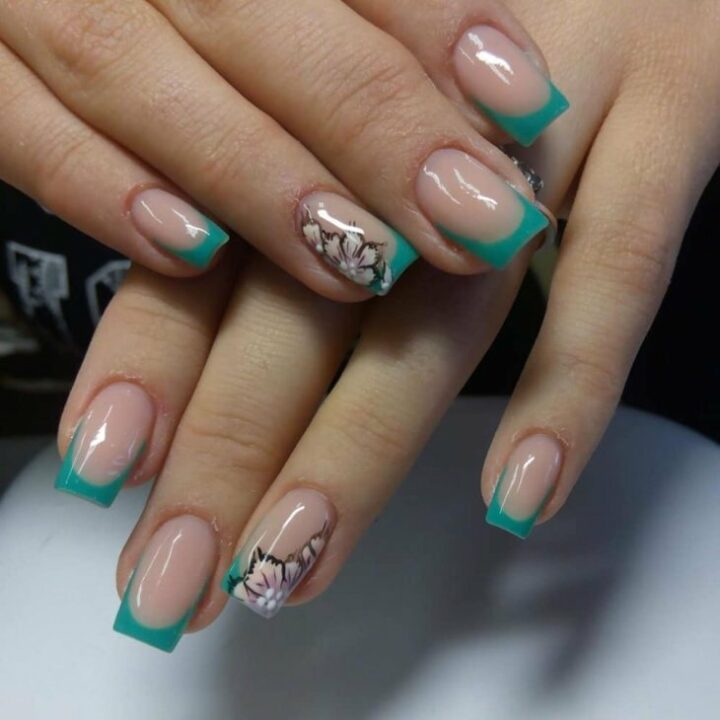 manikyur-biryuzovyy-french-s-risunkom