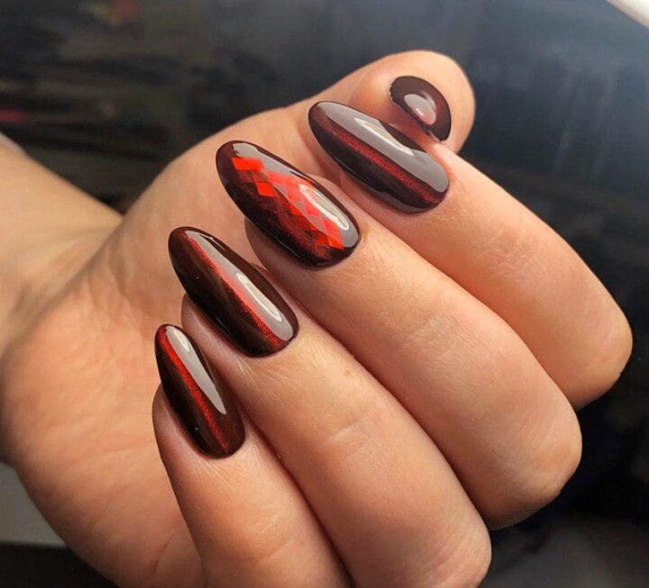 manikyur-koshachiy-glaz-bordo.jpg