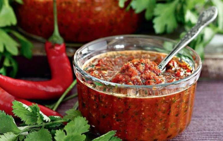 adzhika-iz-petrushki-s-tomatnoy-pastoy