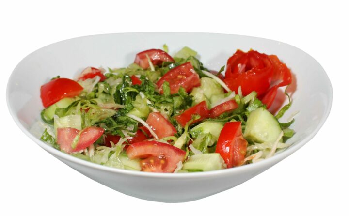salat-iz-ogurtsov-pomidorov-i-zeleni