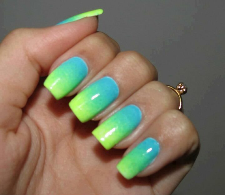 manikyur-biryuzovyy-gradient-s-zelenym
