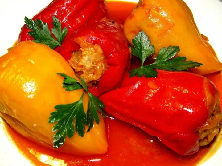perets-farshirovanyy-kabachkam-i-morkovkoy-v-tomatnom-soke