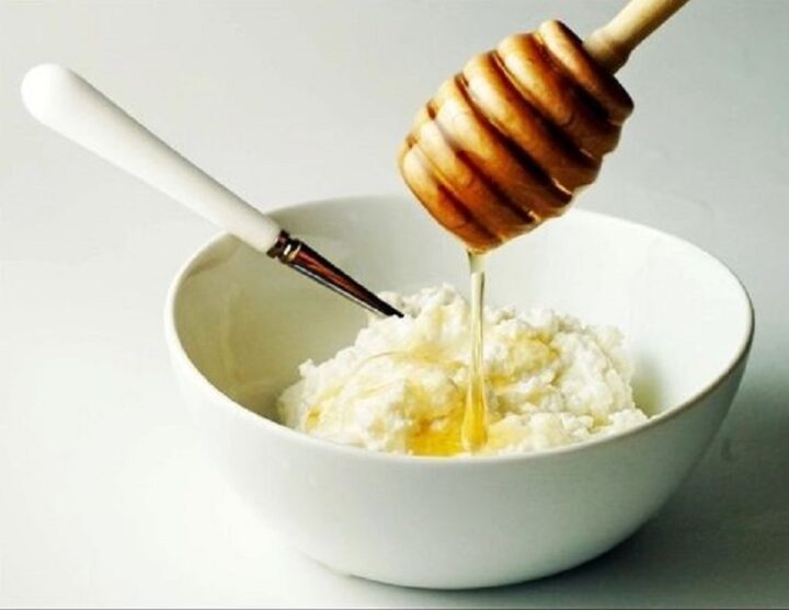maska-dlya-litsa-iz-tvoroga-i-meda