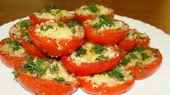 syr-s-chesnokom-i-mayonezom-na-pomidorakh