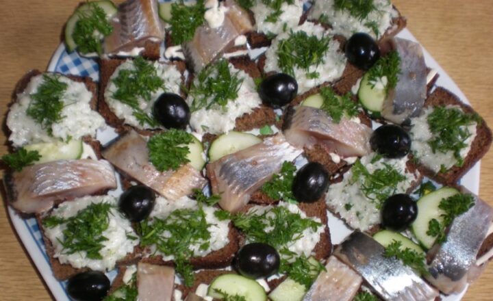 buterbrody-s-seldyu-syrom-i-olivkavi.jpg