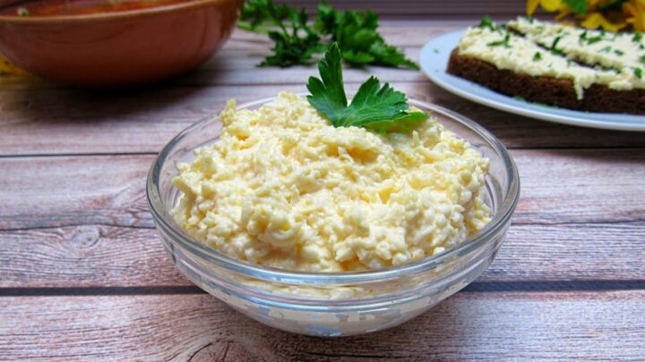 salat-s-plavlenym-syrom-i-yaytsom.jpg