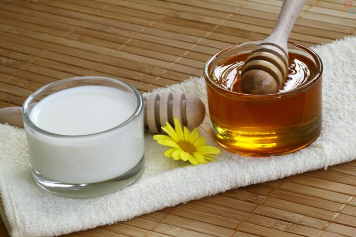 kefir-i-med-dlya-volos.jpg