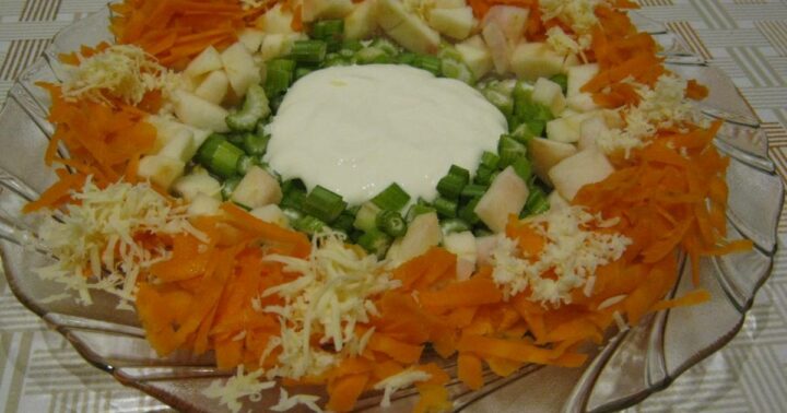 salat-iz-seldereya-morkovi-yablok-i-syra.jpg