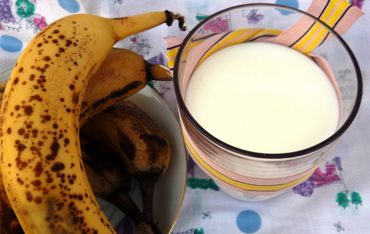 banan-i-moloko-dlya-vosstanovleniya-volos.jpg
