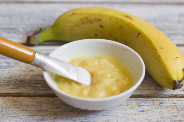 maska-dlya-ruk-iz-banana-i-slivok.jpg