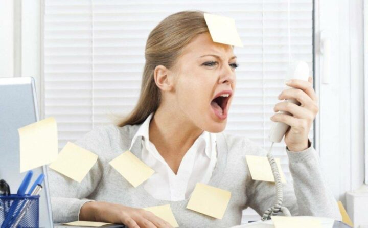 stress-provotsiruet-akne.jpg