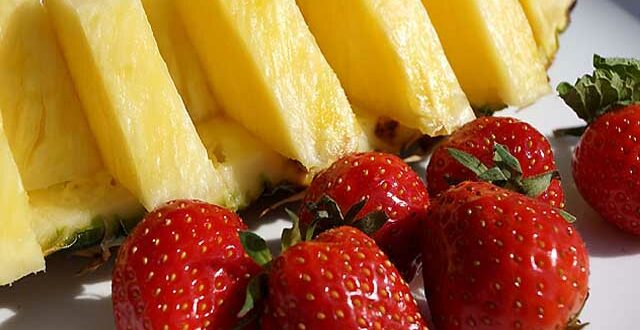 klubnika-i-ananas-dlya-litsa.jpg