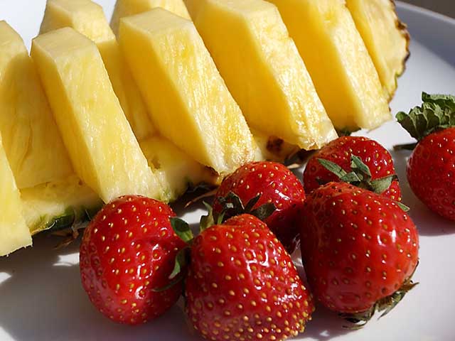 klubnika-i-ananas-dlya-litsa.jpg