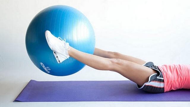 uprazhneniya-na-gimnasticheskom-myache.jpg