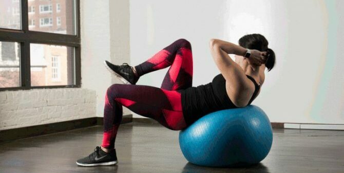 uprazhneniya-na-gimnasticheskom-myache.jpg