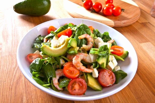 1670426260 1 podacha blud com p salat s krevetkami i avokado foto 11 e1687263404581 1