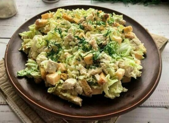 pekinskii salat s kuricei i suharikami 6664191 e1698306952615