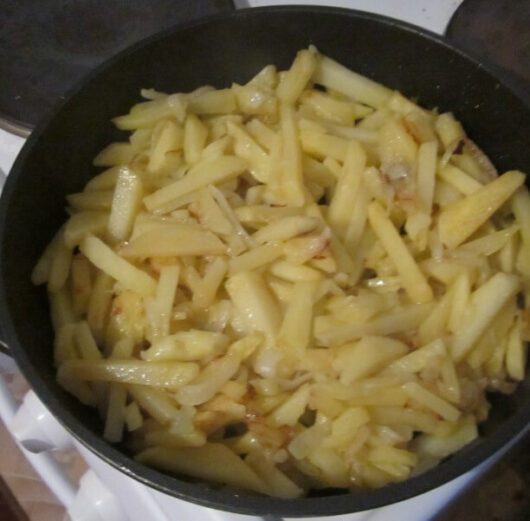 jarenaya kartoshka s zamorojennimi gribami 1528701 e1700304265889