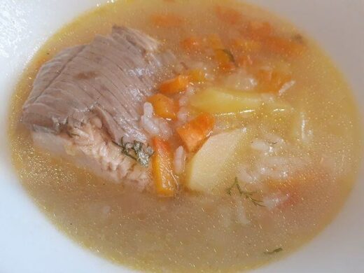 Sup iz gorbushi s kartoshkoj i risom1 e1706955674781
