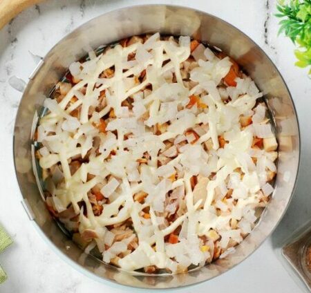 salat quotnevestaquot s kopchyonoi kuricei i plavlenim sirom 7962561 e1710912547507
