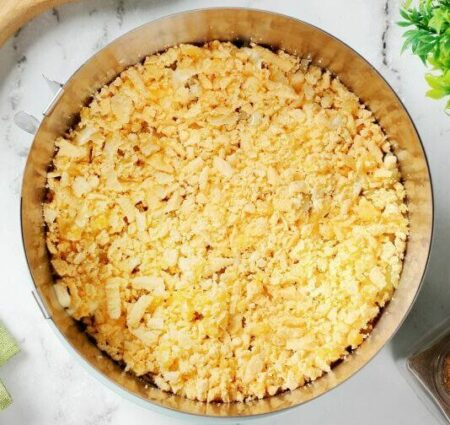 salat quotnevestaquot s kopchyonoi kuricei i plavlenim sirom 7962581 e1710912644543
