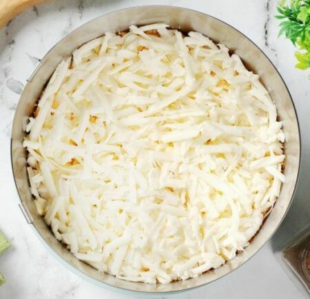 salat quotnevestaquot s kopchyonoi kuricei i plavlenim sirom 7962591 e1710912702654