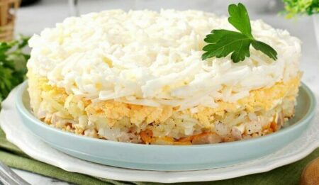 salat quotnevestaquot s kopchyonoi kuricei i plavlenim sirom 7962611 e1710912770441