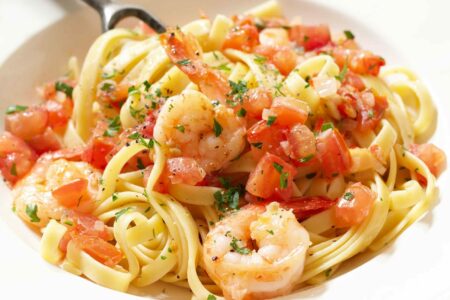 1666417936 55 podacha blud com p kakoi salat podat k spagetti s krevetkami 57 11 scaled e1712316119189