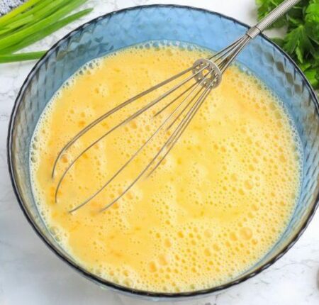 omlet s kolbasoi i pomidorami v multivarke 8187461 e1719651666167