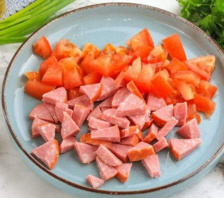omlet s kolbasoi i pomidorami v multivarke 8187471 e1719651730656