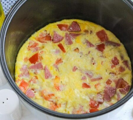 omlet s kolbasoi i pomidorami v multivarke 8187491 e1719651795162