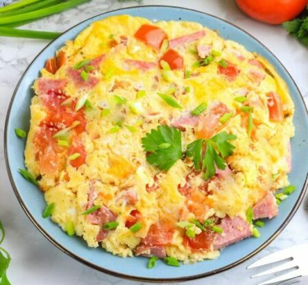omlet s kolbasoi i pomidorami v multivarke 8187501 e1719652116244
