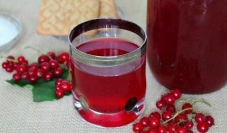 kompot iz yablok i krasnoi smorodini 5889931 e1753708294924