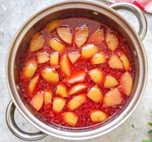 kompot iz brusniki i yablok 879347 11 e1760528062223